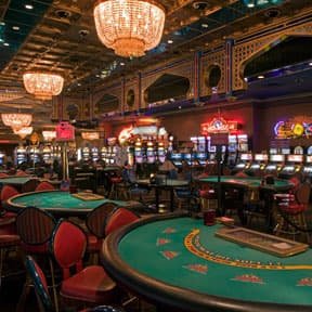Tangkapan layar meja dealer mega303 slot dengan dealer real-time, kamera multi-angle, dan antarmuka taruhan